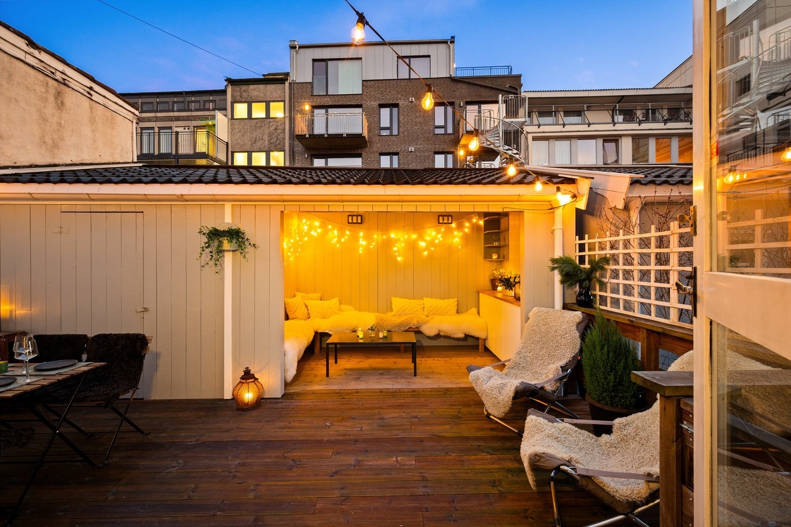 Romslig terrasse på ca. 23 kvm, i tillegg til en isolert utebod på ca. 4 kvm Galleribilde