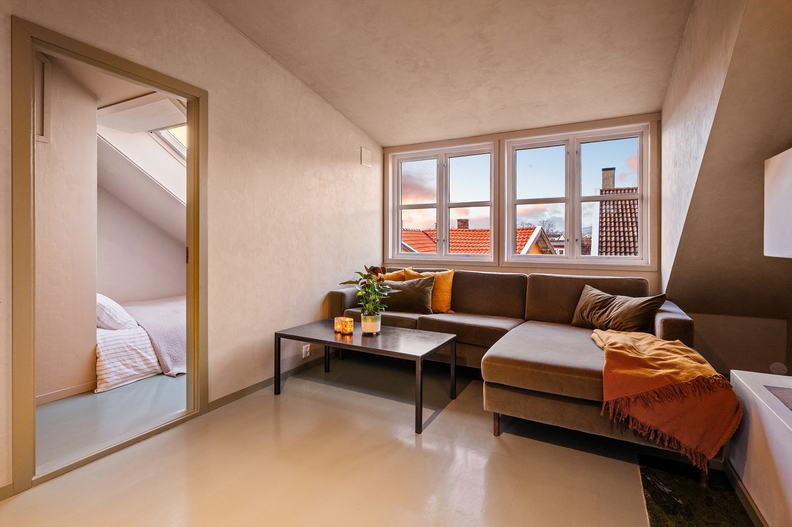 Trivelig og romslig loftstue med gjennomgående lysinnslipp og flott utsikt over nabolaget og byen, med sikt helt til Holmenkollen Galleribilde