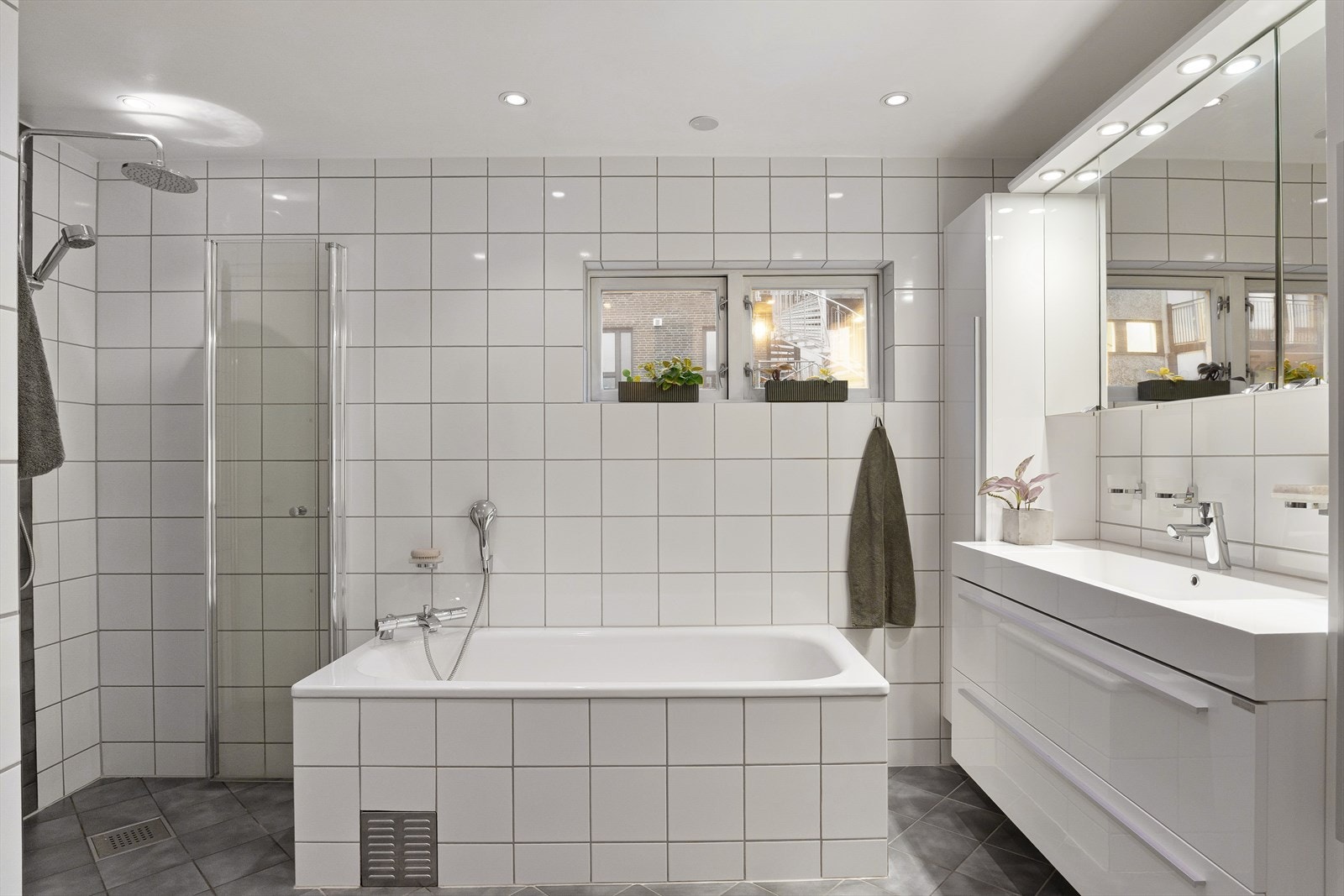 Gulvet er belagt med fliser og har elektrisk gulvvarme Galleribilde