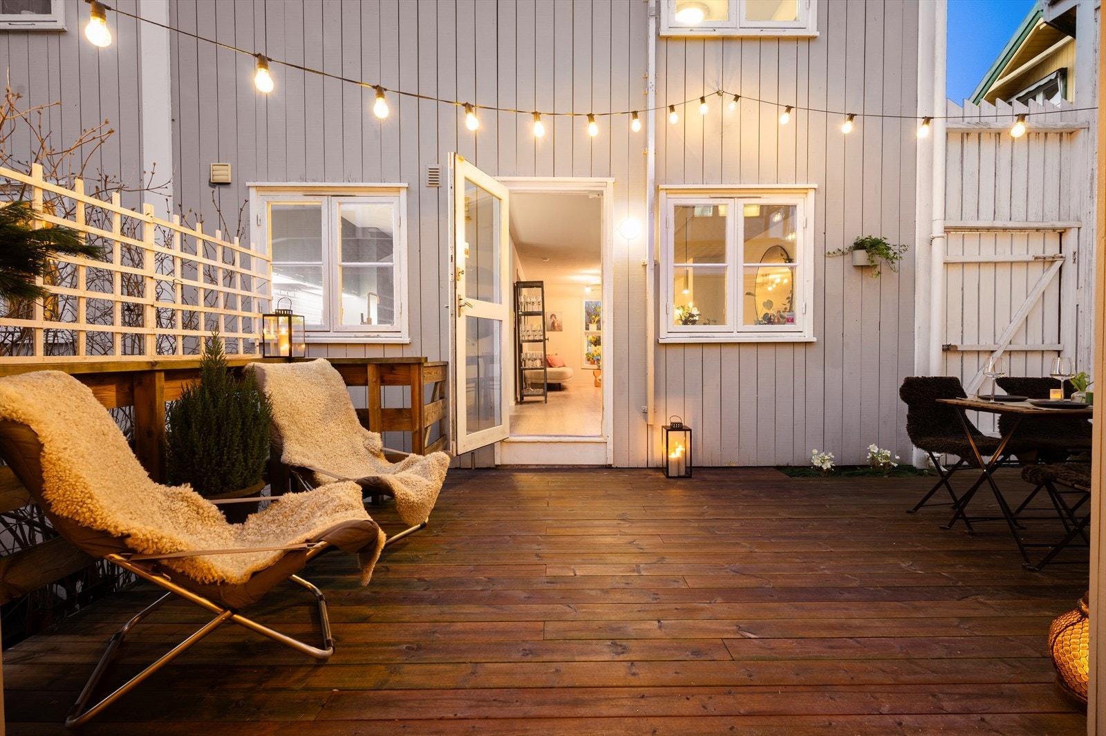 Terrassen har både overbygd og åpen del, noe som gir høy bruksverdi og gode møbleringsmuligheter Galleribilde