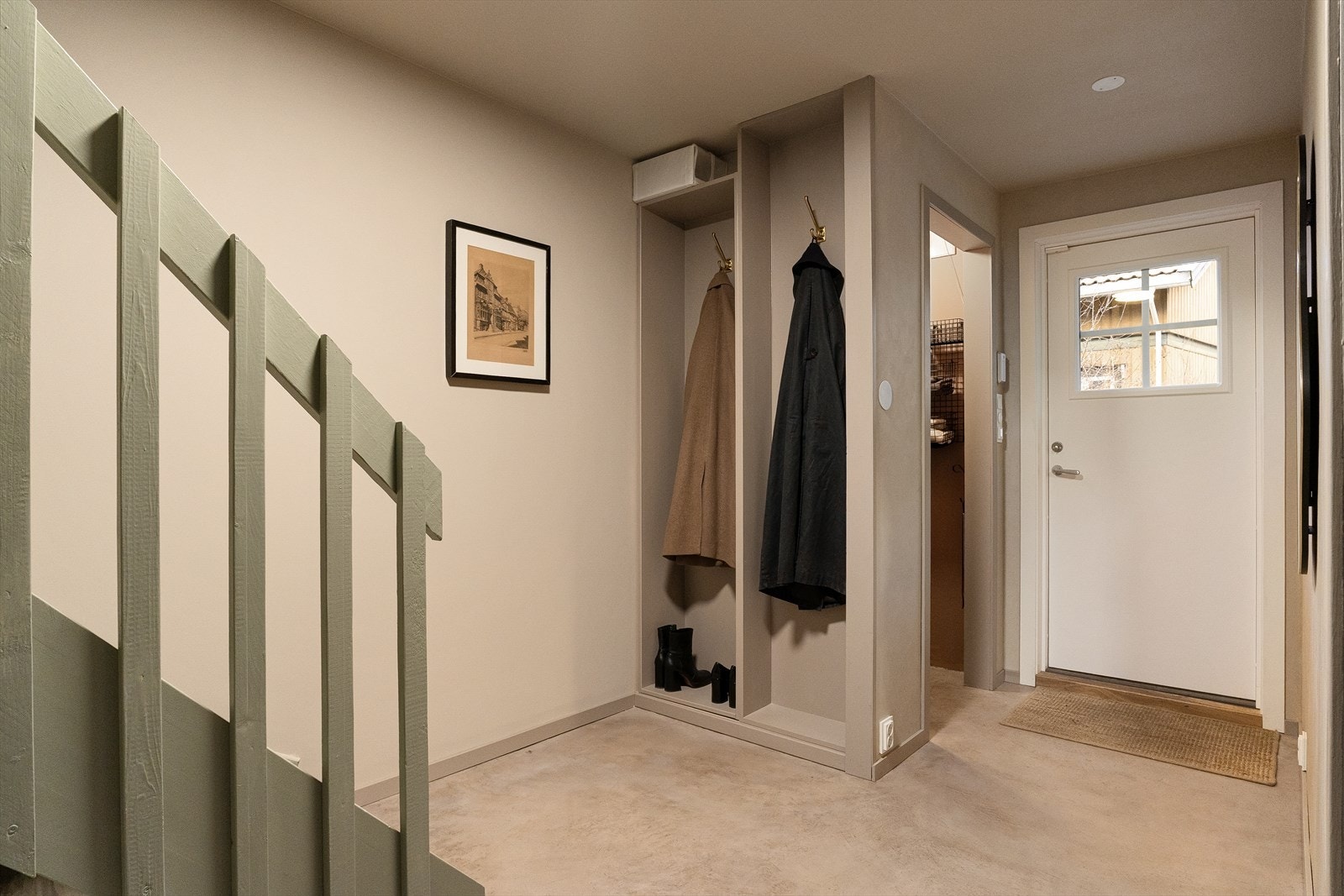 Innbydende entré med mikrosement og gulvvarme i gulv, som gir høy komfort og er spesielt praktisk i vinterhalvåret Galleribilde