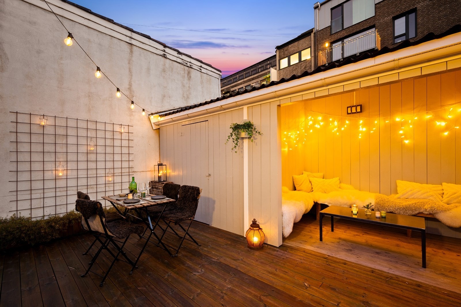 Terrassen er godt skjermet fra naboer med høye vegger, som gir en privat og tilbaketrukket atmosfære. Galleribilde