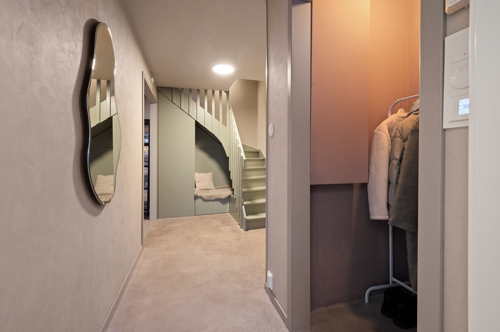 Under trappen er det ytterligere oppbevaringsplass samt en hyggelig sittekrok Galleribilde