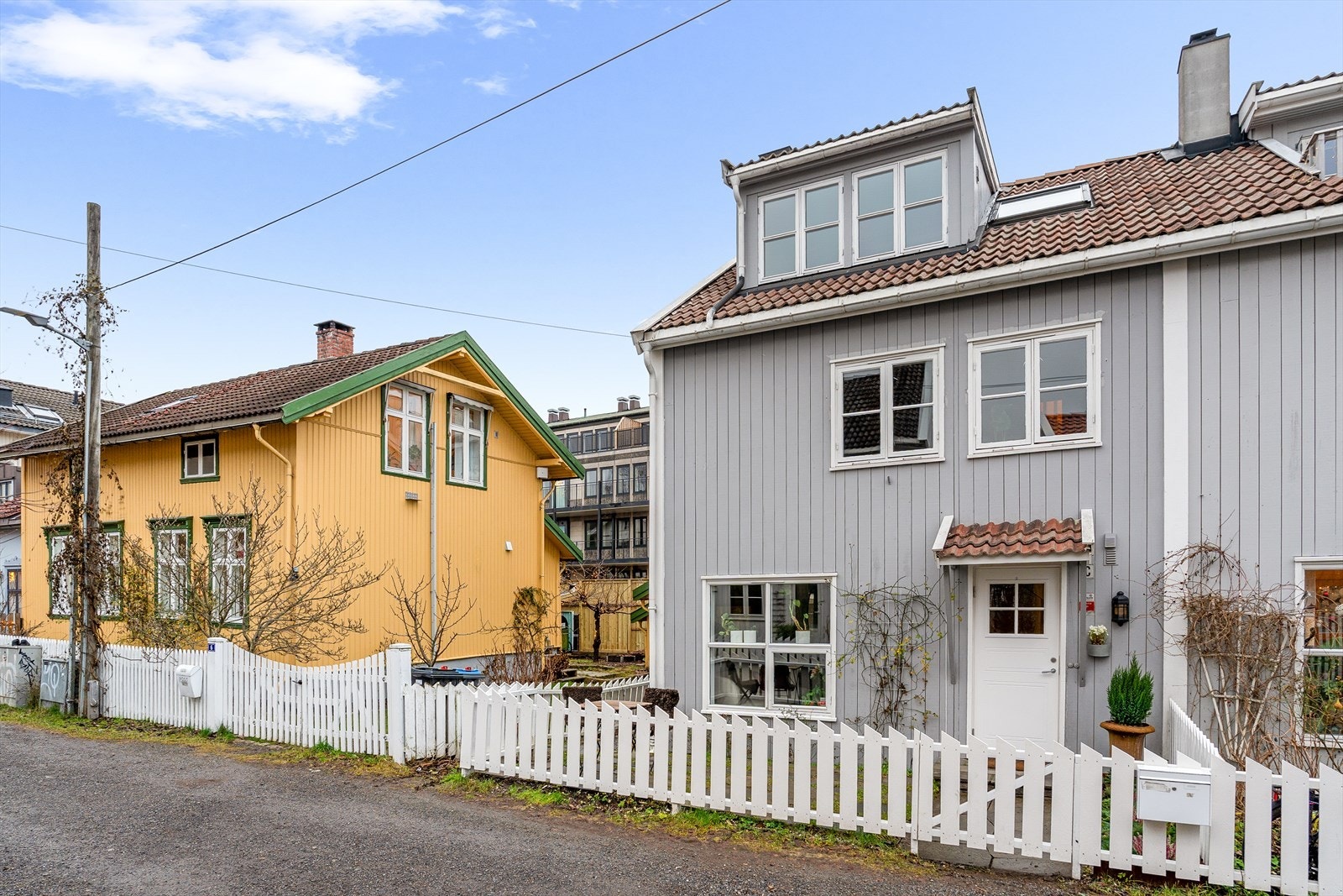 Mulighet for å sette bil utenfor/inntil gjerdet. Spesielt godt å ha ved oppussing/kortidsparkering etter handling Galleribilde