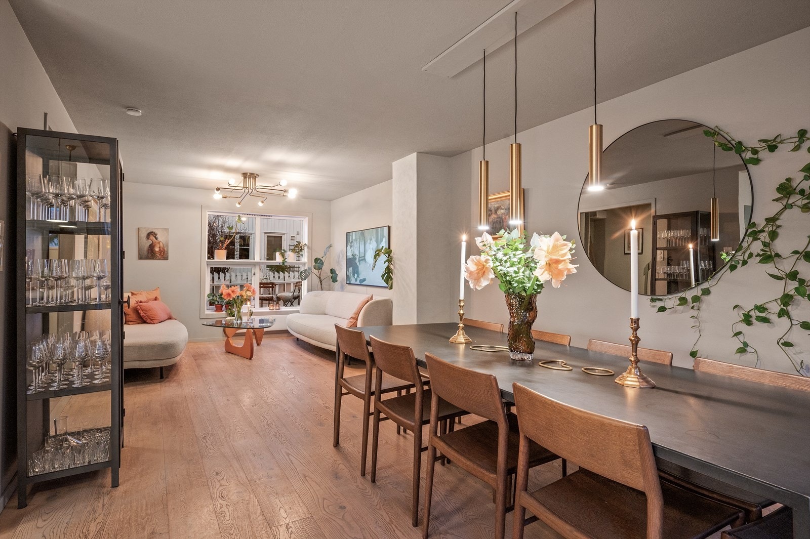 Romslig og innbydende stue med gjennomgående lysinnslipp fra to sider som gir en luftig og behagelig romfølelse Galleribilde