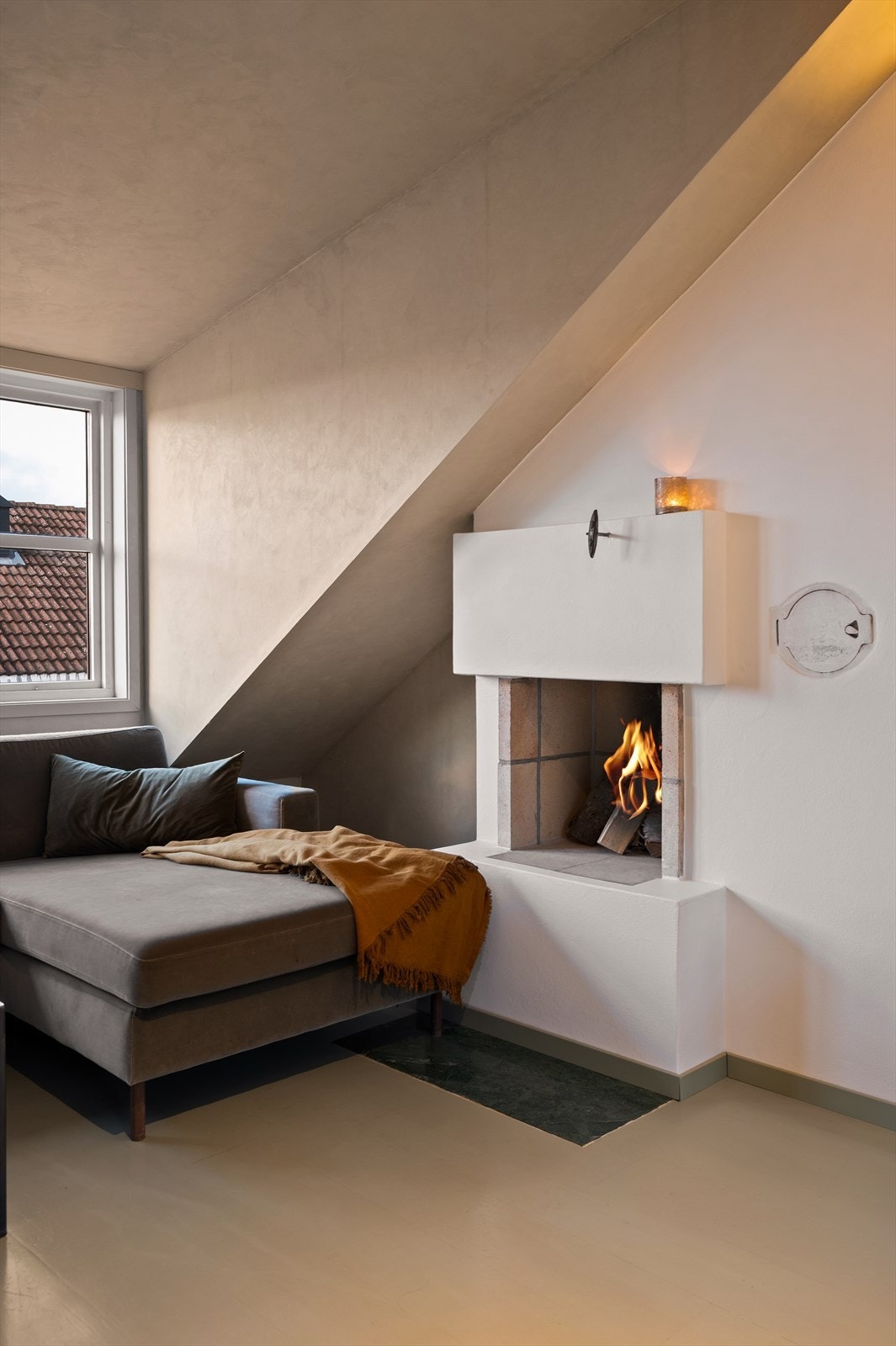 Loftstuen er utstyrt med ildsted Galleribilde