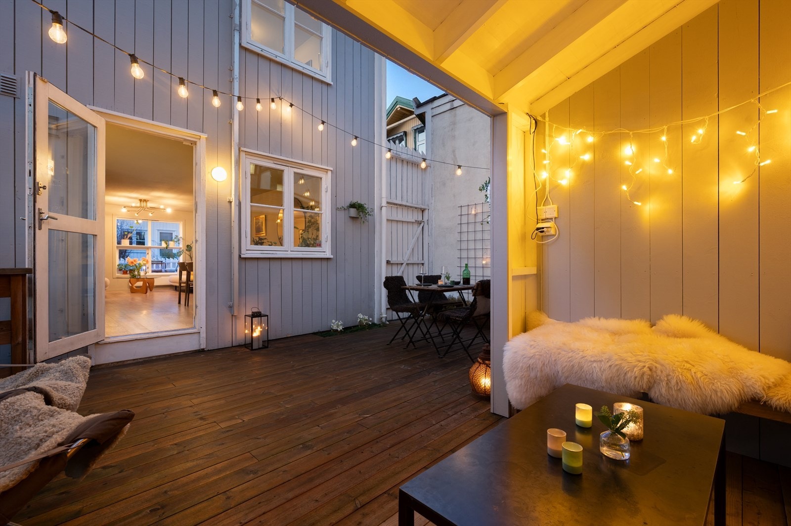 Dette er en gjennomført og attraktiv eiendom med skjermede, private og rolige uteområder med høy bruksverdi. Galleribilde