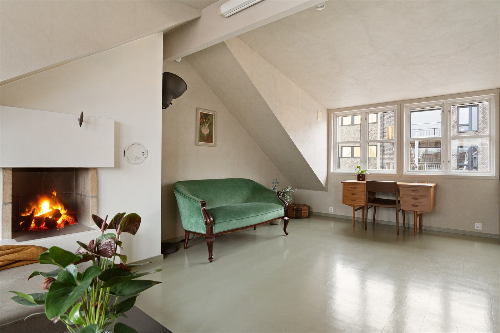 Fleksibel utforming som gjør den enkel å innrede i flere soner, eksempelvis med sofa- og TV-krok på den ene siden og arbeidsplass, lekeområde eller lesekrok på den andre Galleribilde