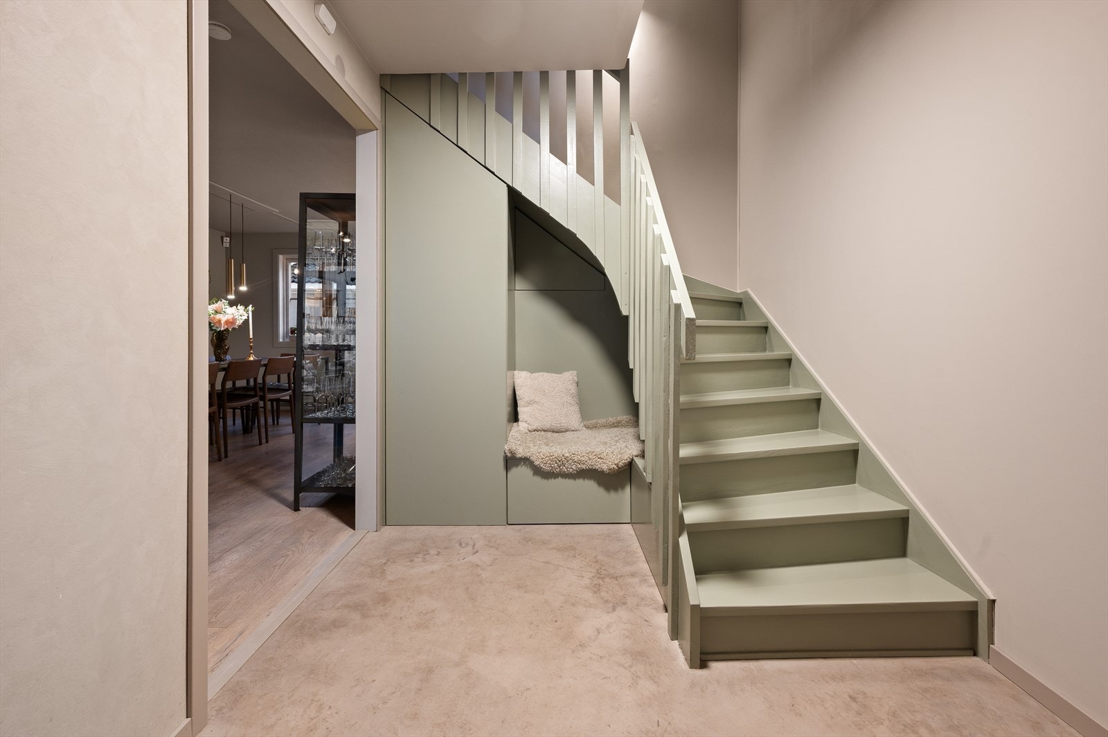 Trappen fra entréen fungerer som et naturlig bindeledd mellom boligens etasjer og gir et helhetlig og gjennomført uttrykk Galleribilde