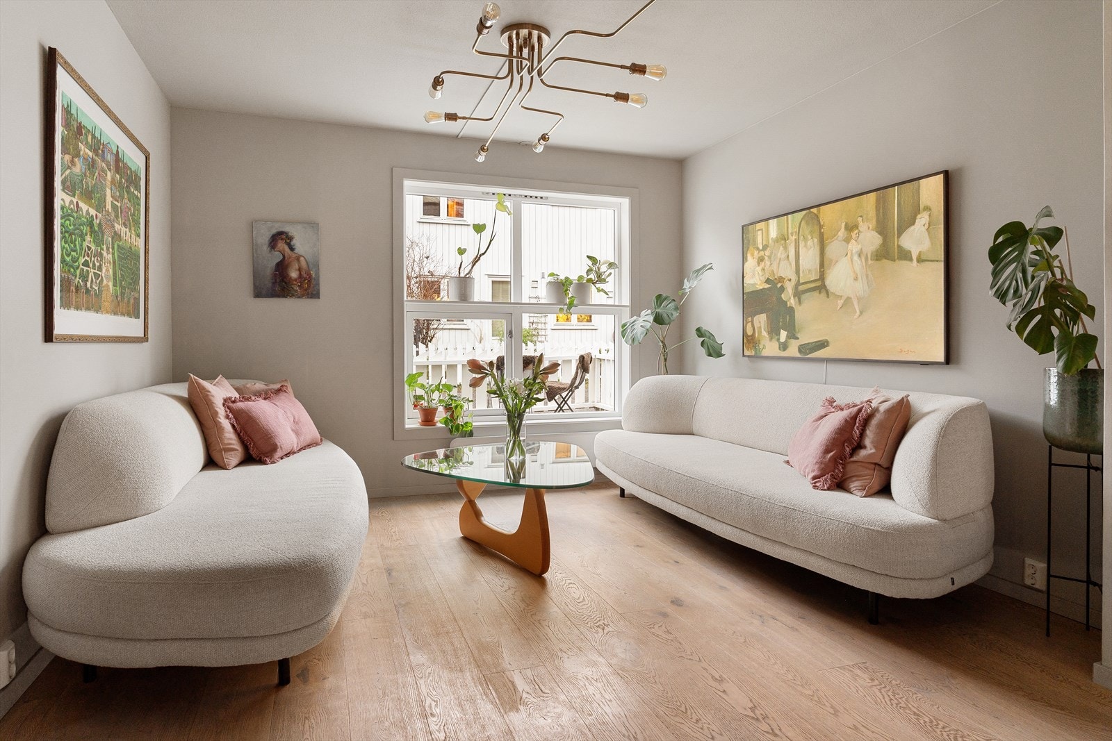 Ytterveggene er etterisolert, noe som bidrar til effektiv isolasjon og et stabilt inneklima Galleribilde