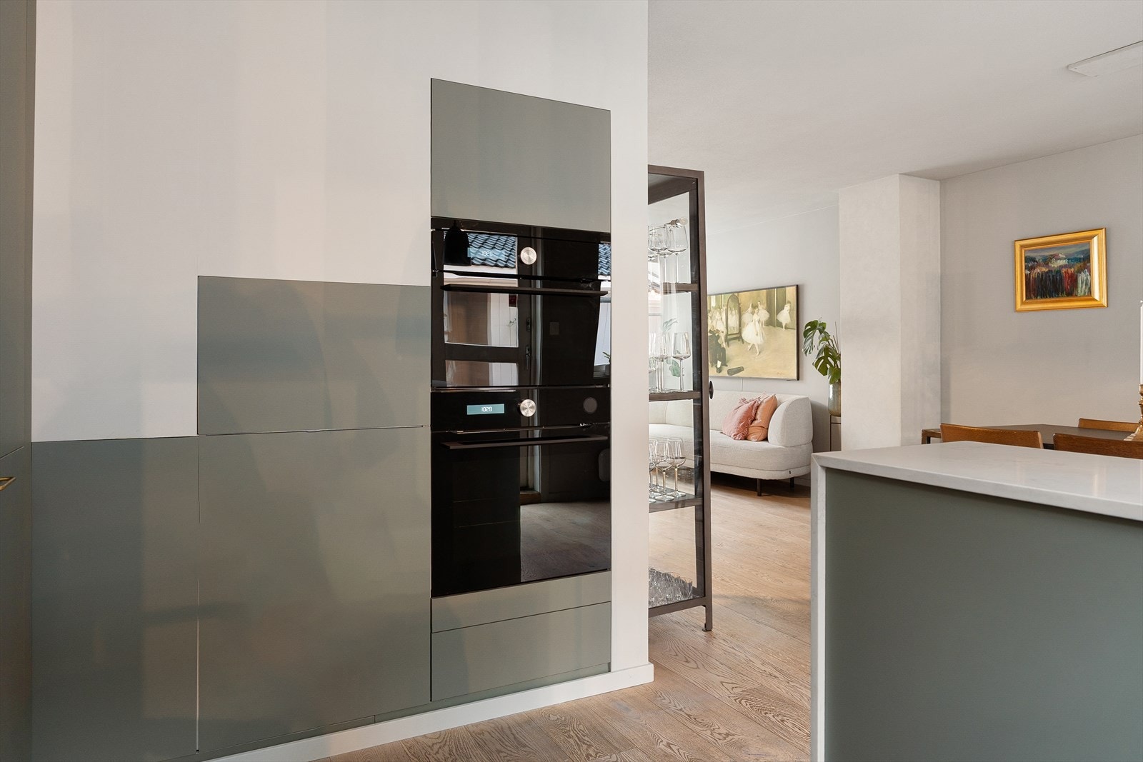 Kjøkkenet har plassbygde skap på én vegg med én kombiovn med mikro- og stekefunksjon og én stekeovn med dampfunksjon og pyrolytisk rengjøring Galleribilde