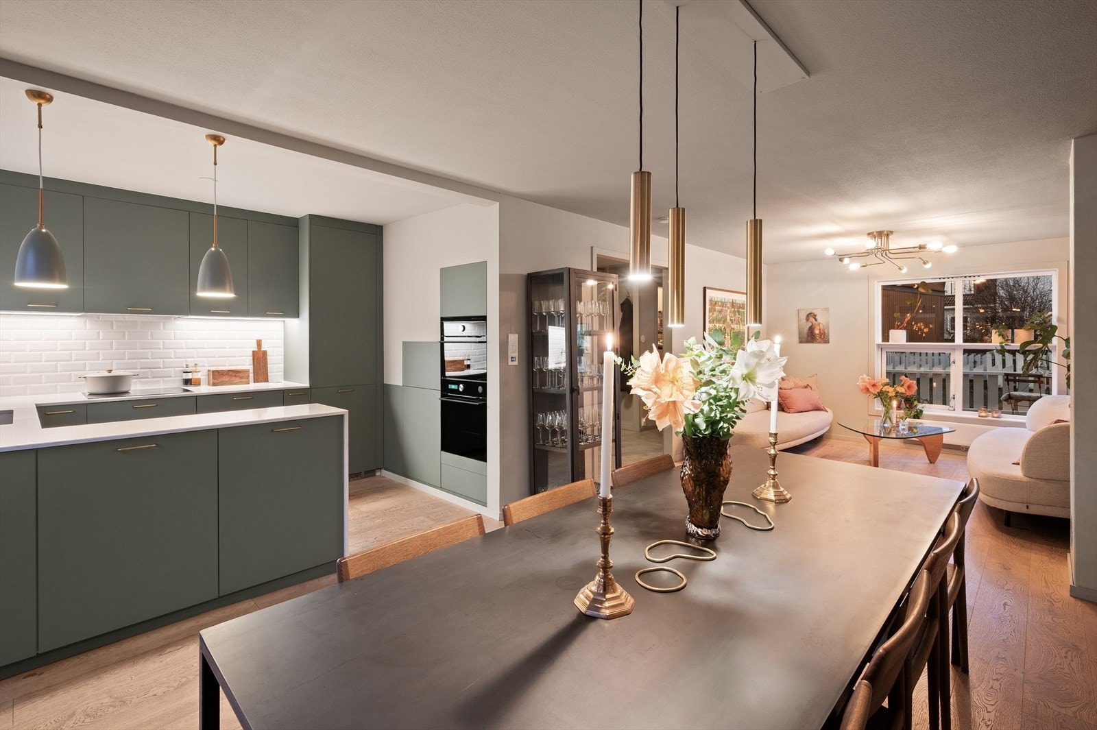 Åpen løsning med kjøkkenbenk vendt mot spisestue slik at man kan være sosial mens man står på kjøkkenet Galleribilde