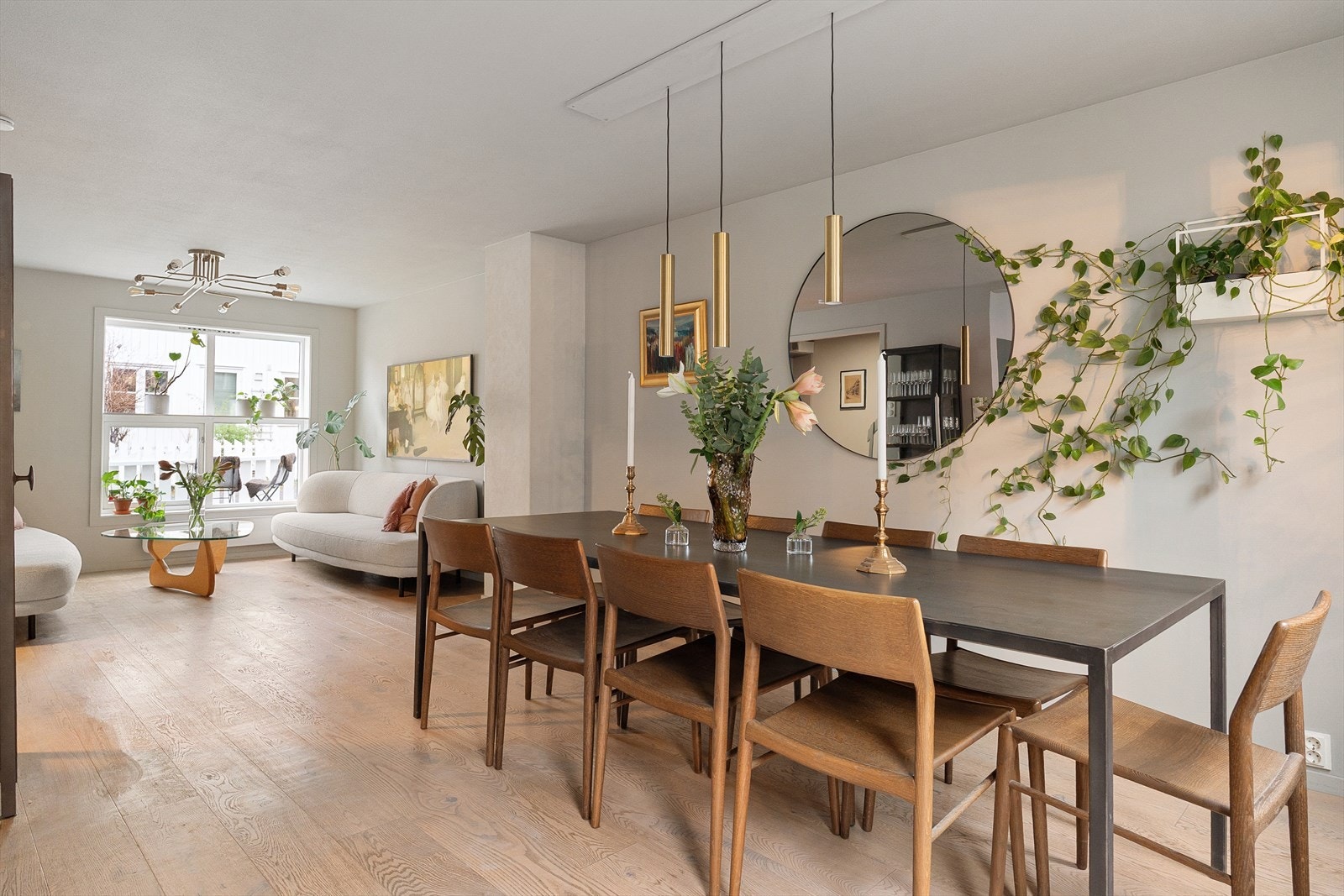 Gulvet er belagt med 1-stavs eikeparkett med varmefolie, som gir god komfort året rundt Galleribilde