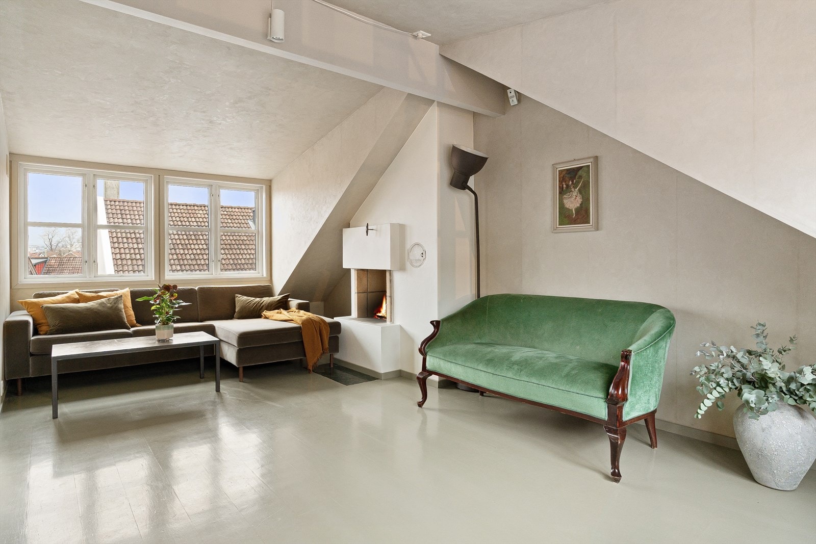 God takhøyde bidrar til en luftig romfølelse og gjør loftstuen til et attraktivt oppholdsrom Galleribilde