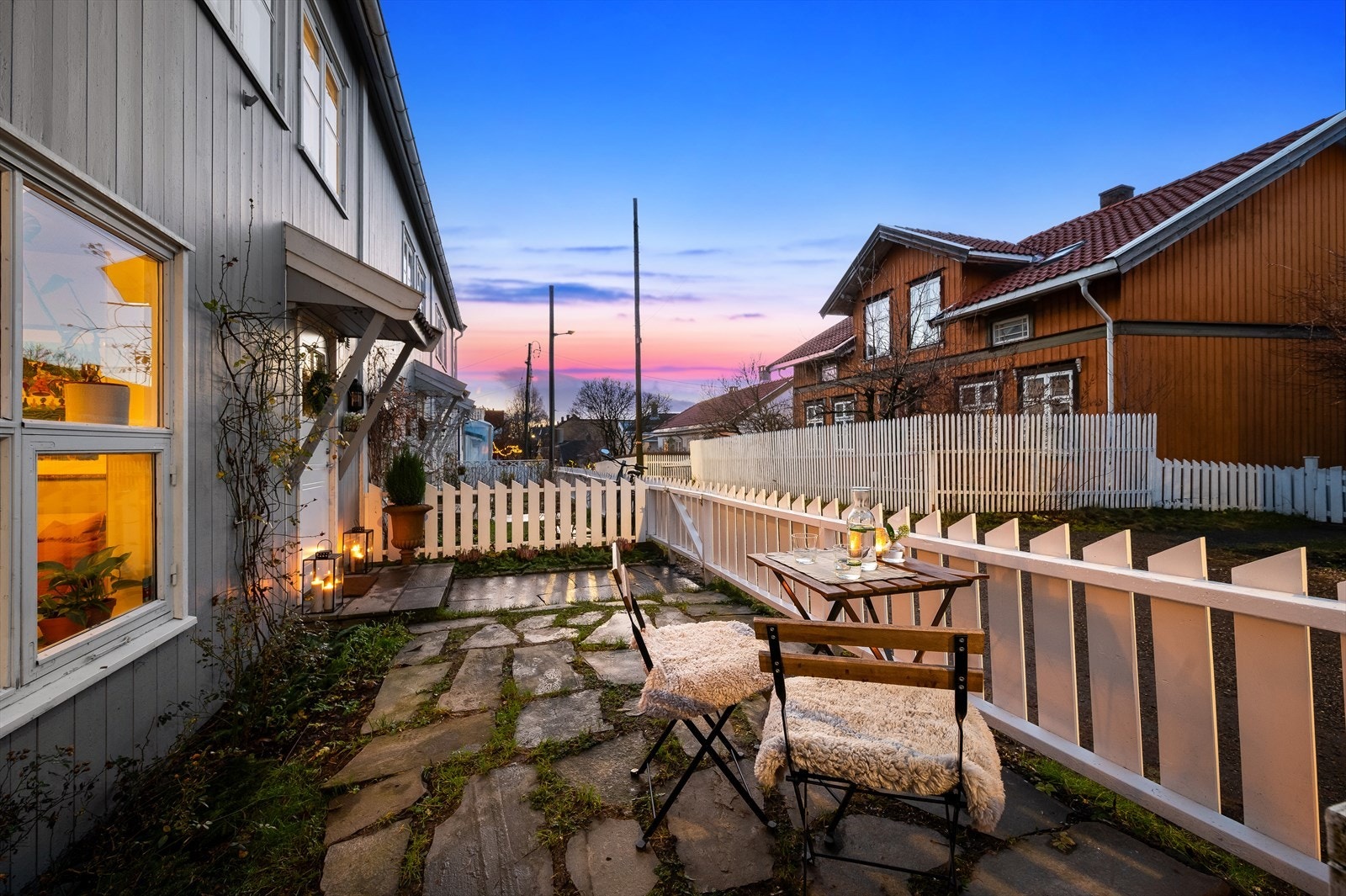 På fremsiden av huset er det også trivelig uteplass med morgensol og ettermiddagssol Galleribilde