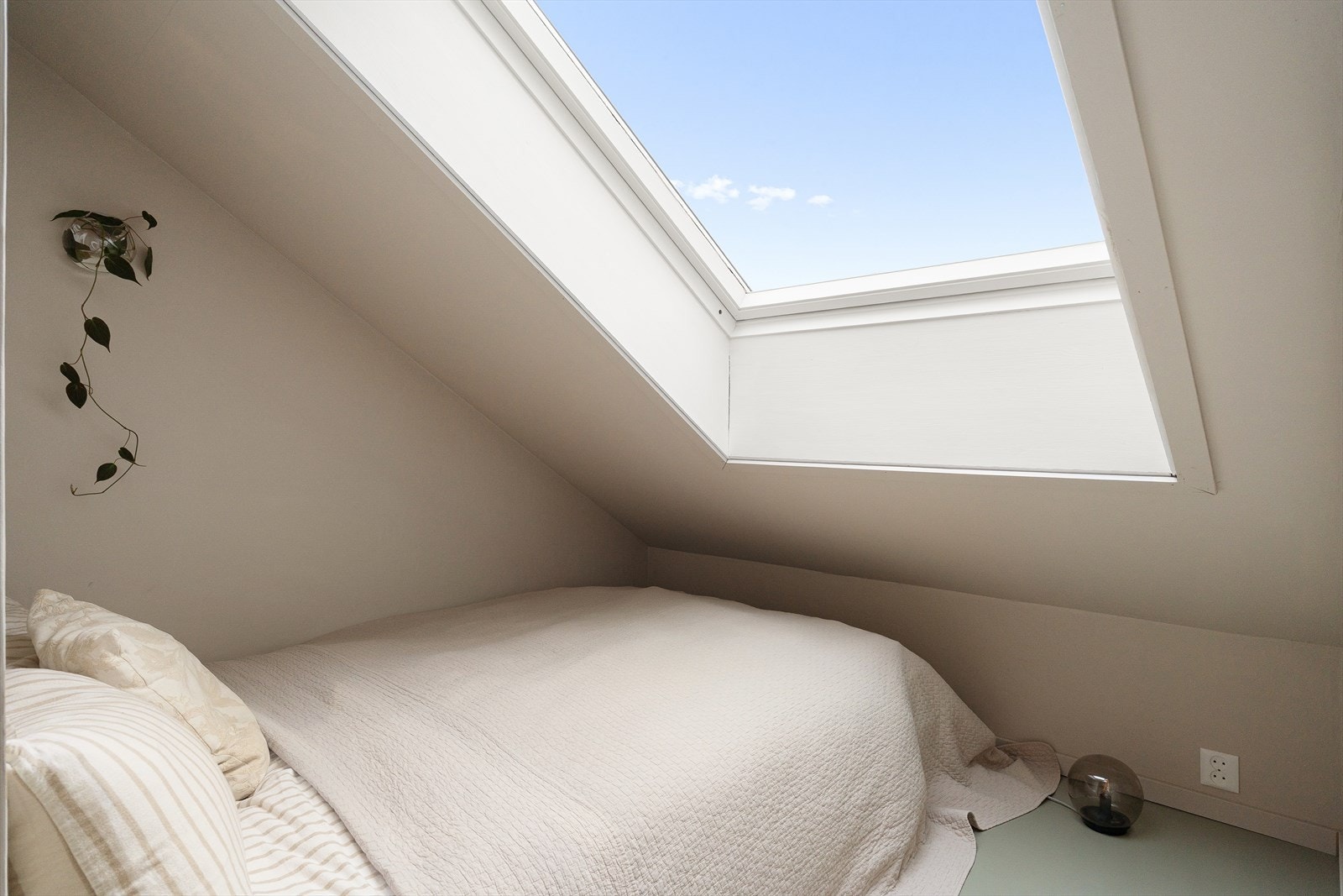 Svalt og trivelig rom med takvindu som gir godt naturlig lys. Rommet benyttes i dag som soverom Galleribilde