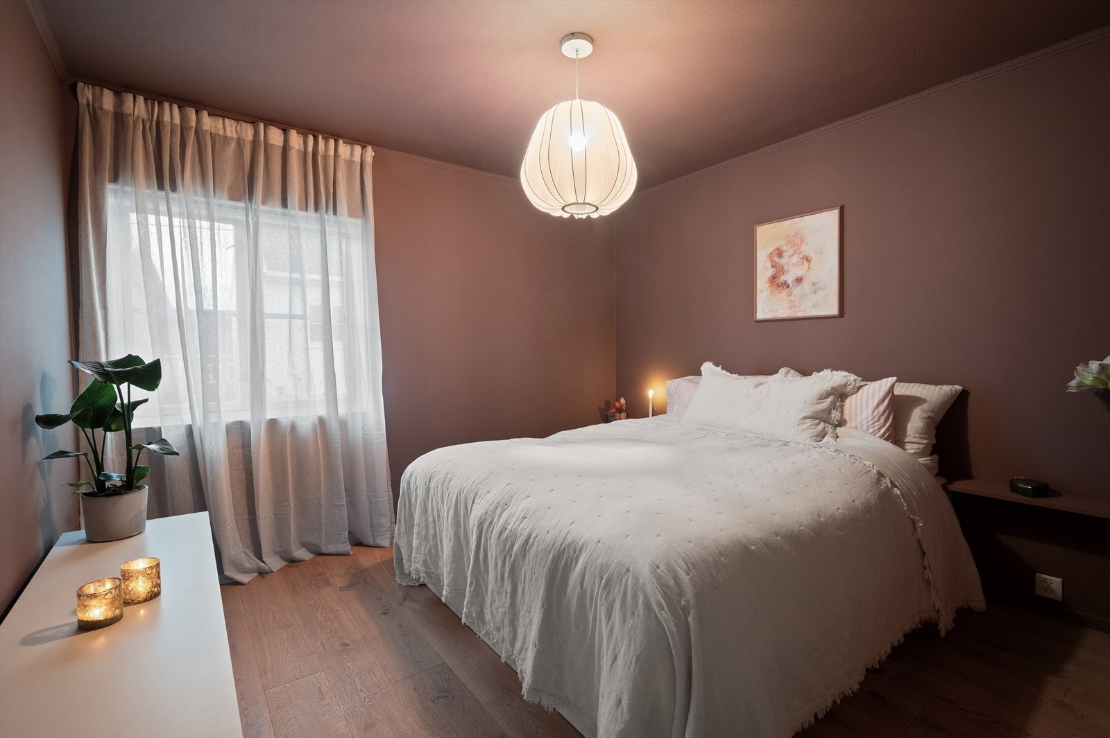 Hovedsoverommet har god plass til dobbeltseng med nattbord på begge sider Galleribilde