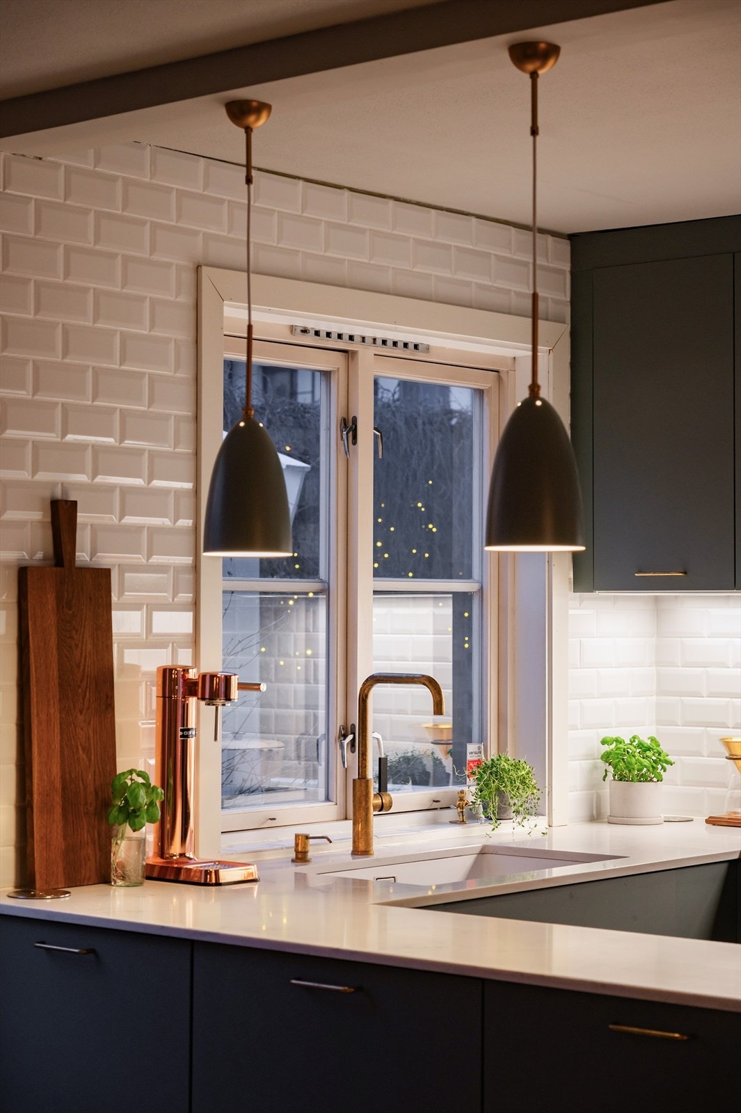 Stilrent og funksjonelt kjøkken med rikelig skap- og benkeplass Galleribilde