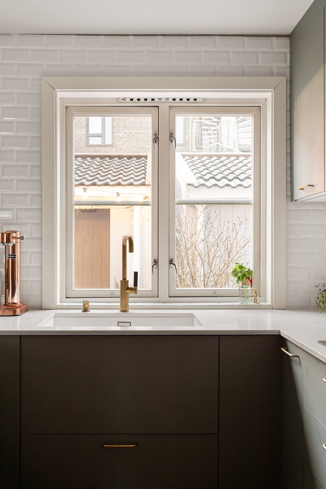 Generøse vindusflater sørger for et lyst og trivelig kjøkken Galleribilde