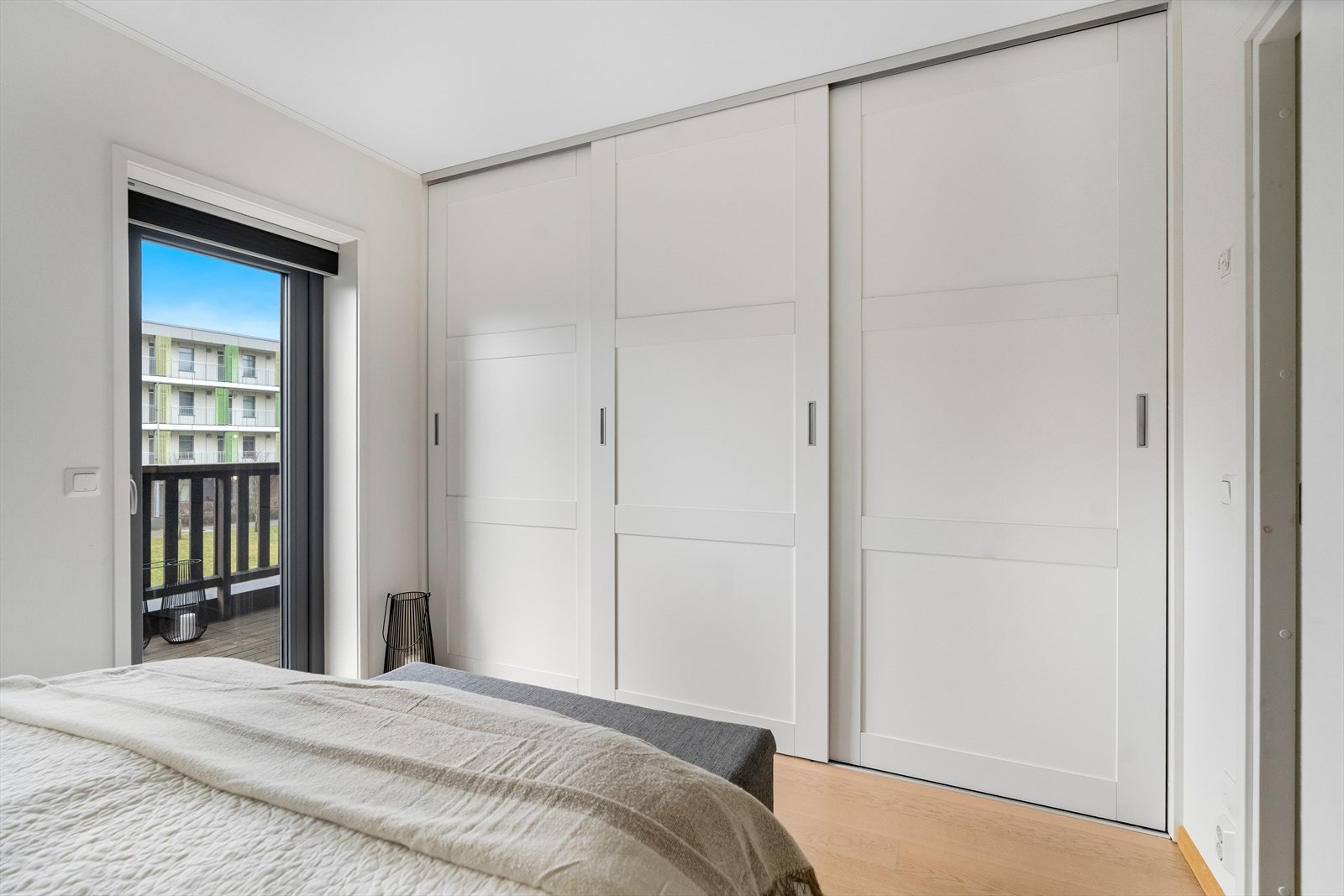 Videre er det plass til klesoppbevaring i garderobeløsning. Galleribilde