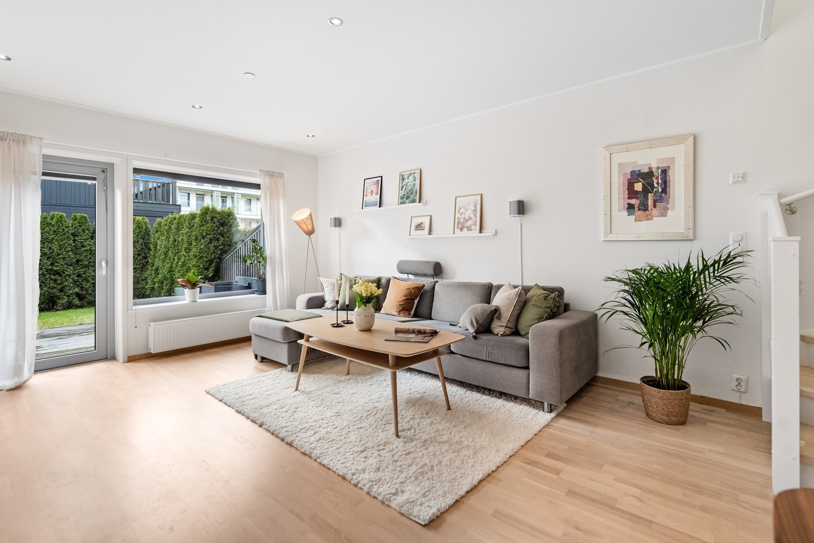 I stuen er det god plass til sofaseksjon, tv-møbel og spisegruppe. Galleribilde