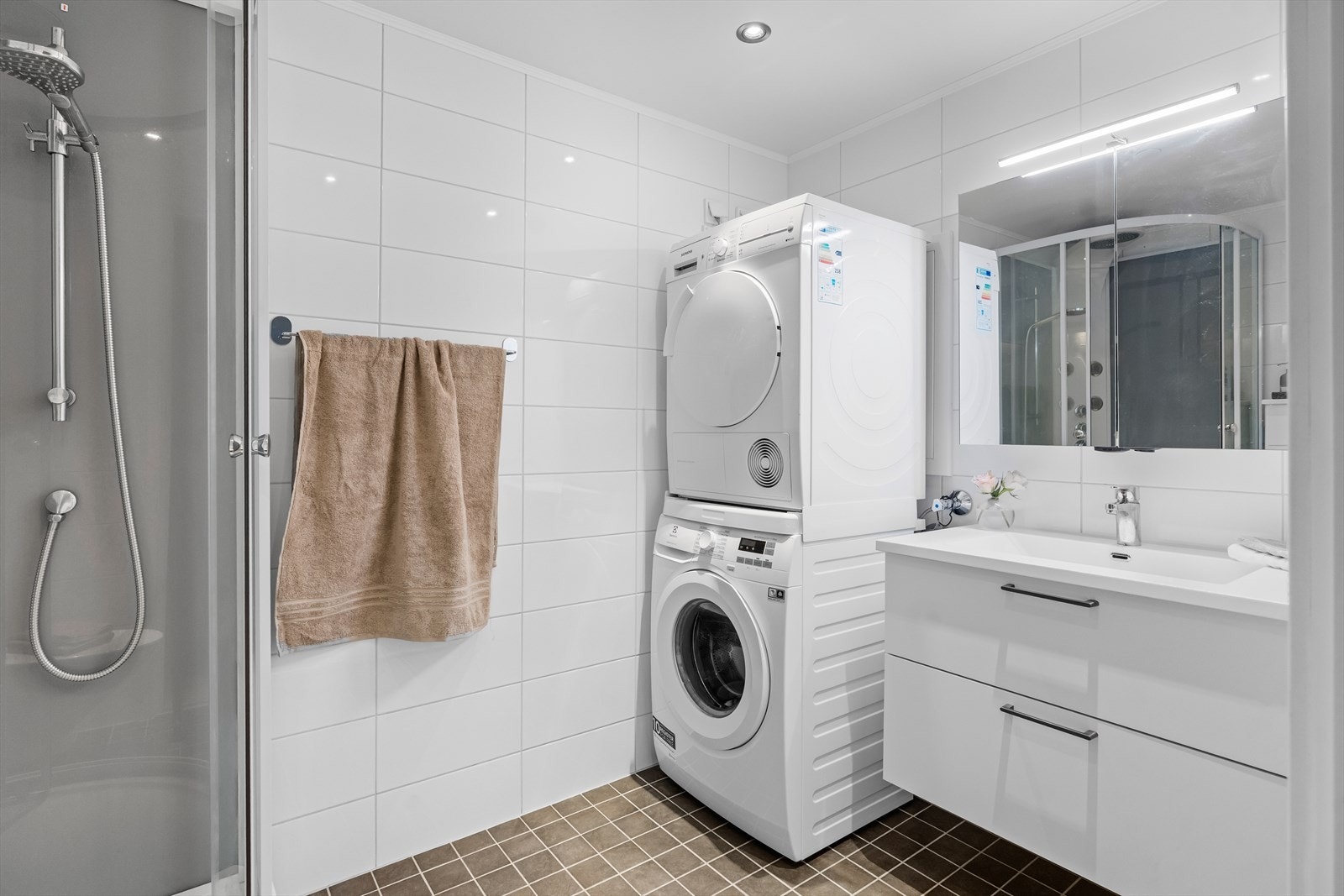 Badet i etasjen er fra byggeåret, og har flislagte overflater. Galleribilde