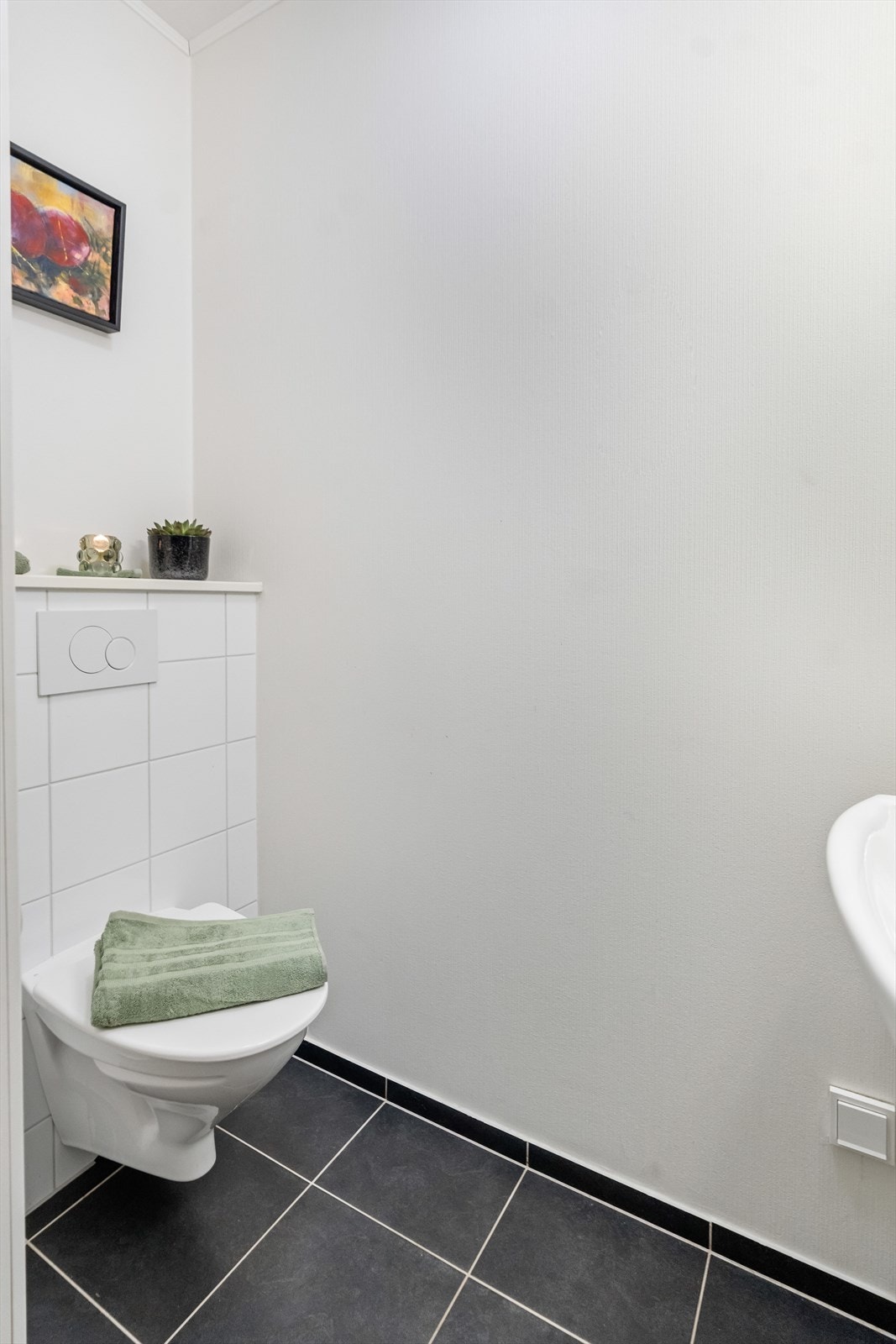 Fra entréen er det inngang til et toalettrom. Galleribilde