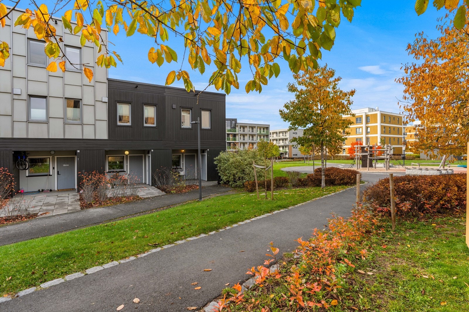 Dette er et lyst og pent rekkehus over to plan beliggende i meget barnevennlige omgivelser. Kort vei til skole, barnehage, butikk, tog, SNØ m.m. Galleribilde