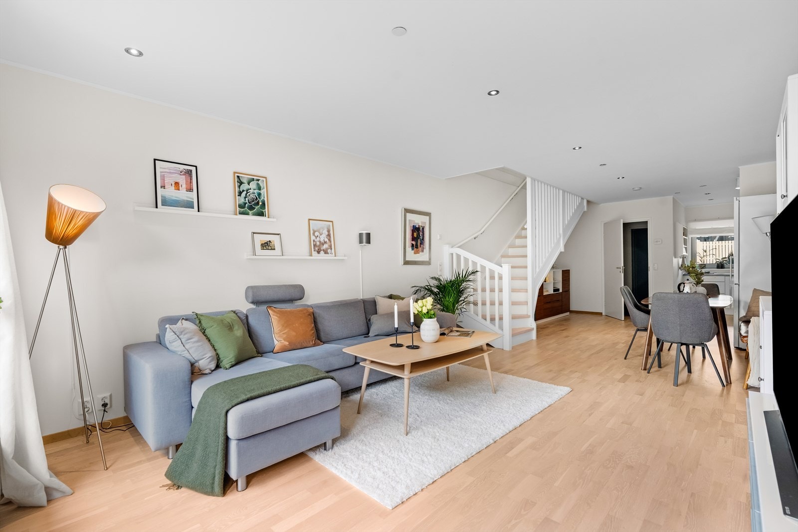 I oppholdsrommet er det parkett på gulvet, samt malte vegg- og takflater. Downlights i himling Galleribilde