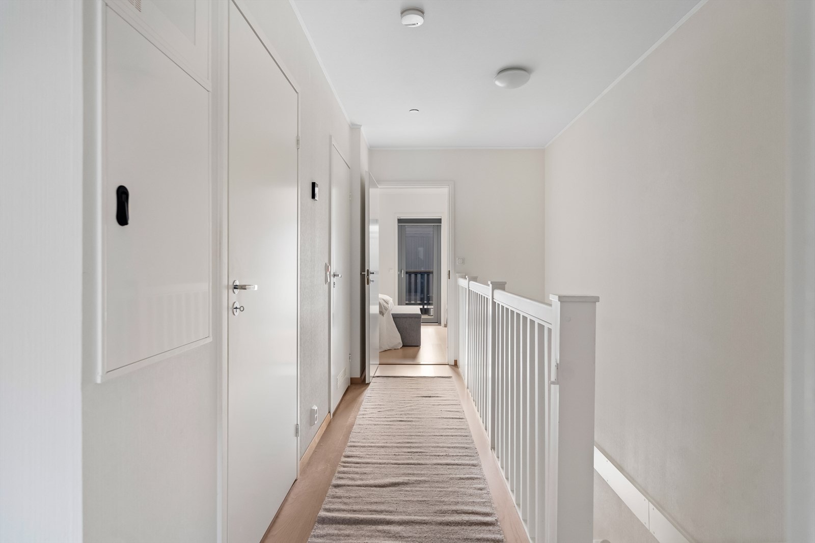 I øverste etasje er det lys gang, med tilgang til tre soverom, en innvendig bod og et bad. Galleribilde