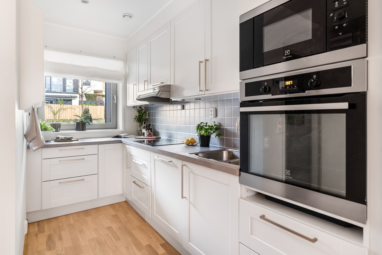 Det er satt inn integrerte hvitevarer som platetopp, stekeovn, platetopp og oppvaskmaskin. Galleribilde