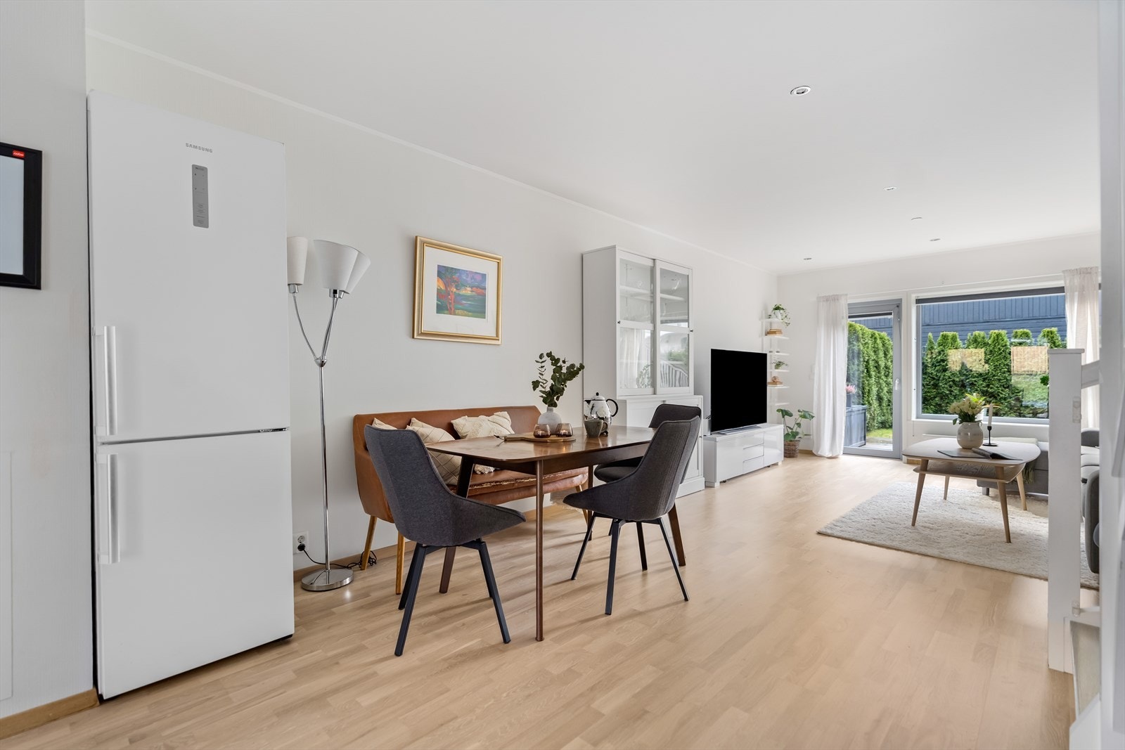 Boligen har oppvarming via radiatorer, samt vannbåren gulvvarme på baderommet. Galleribilde