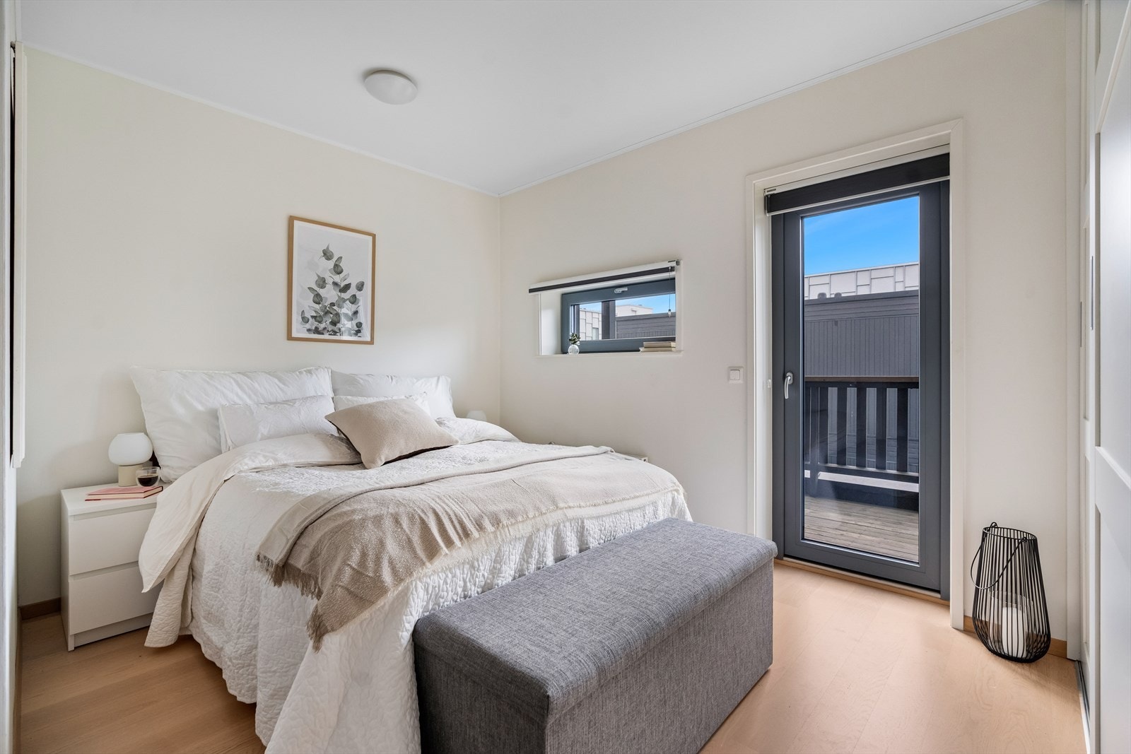 Boligen har tre soverom. Hovedsoverommet har plass til dobbeltseng med tilhørende nattbord. Galleribilde