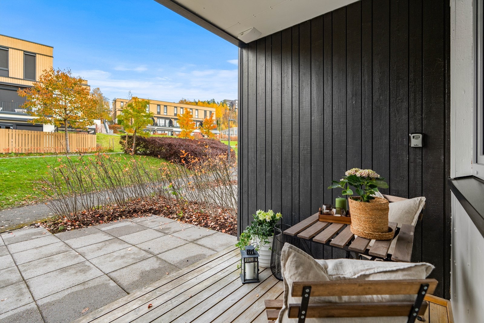 Overbygget inngangsparti, med plass til utemøbler og sykkelparkering. Galleribilde