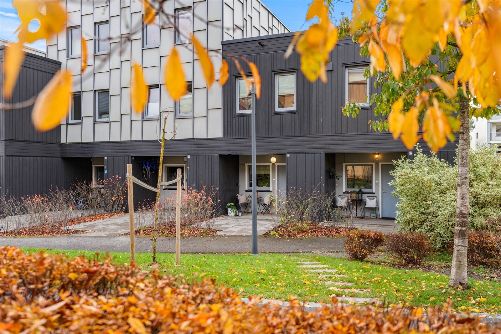 Med boligen disponeres en biloppstillingsplass i en carportrekke. Galleribilde