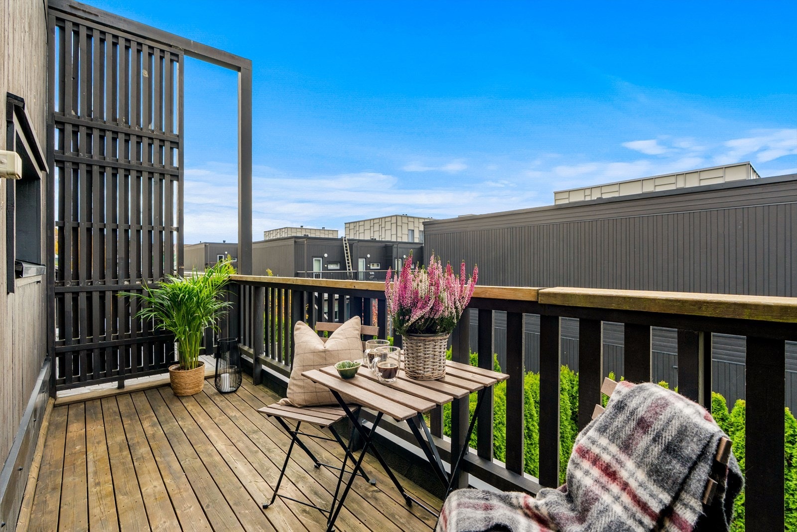 Det er plass til stoler og bord på balkongen. Galleribilde