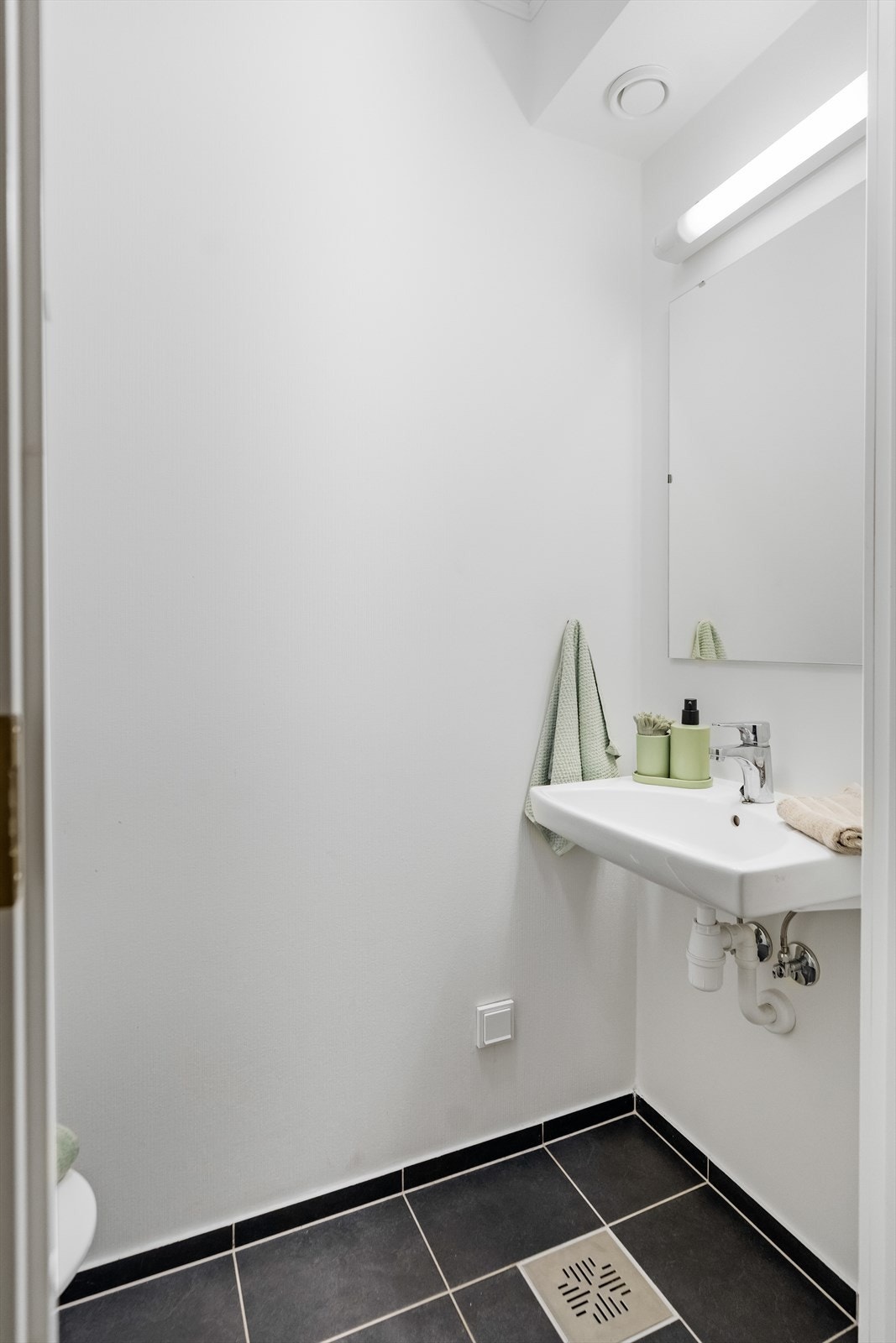 Rommet har vegghengt toalett og servant. Galleribilde