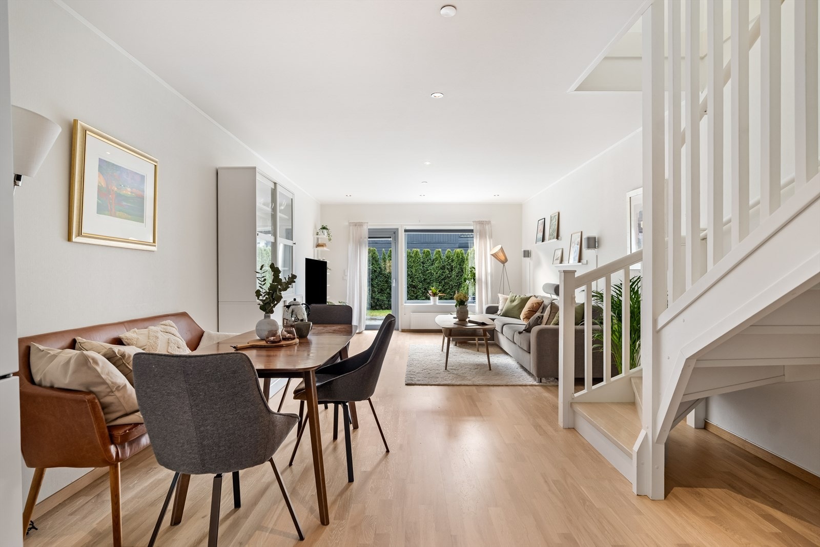 Velkommen til Skogblomstveien 25, presentert av Daniel Andersson i Nordvik Bolig! Pent rekkehus over 2 plan med carport, skjermet hage og gode solforhold. Foto: Stefan Borup Galleribilde