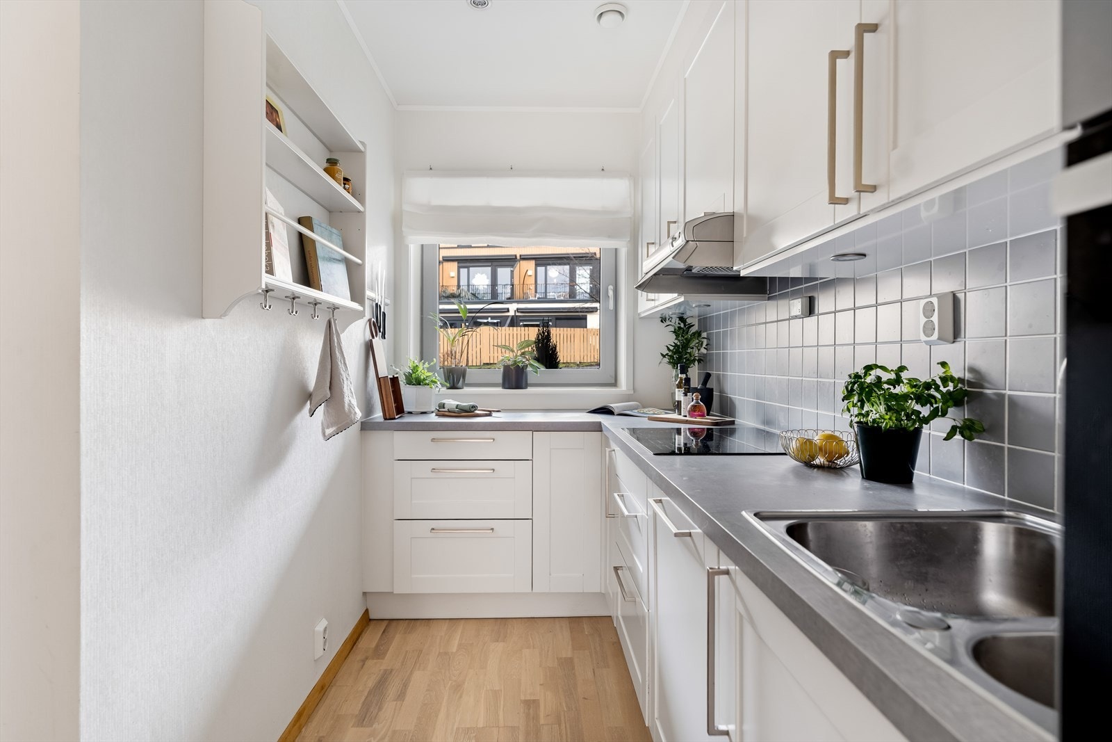 Kjøkkenet har skap med profilerte fronter samt benkeplate av laminat. Galleribilde