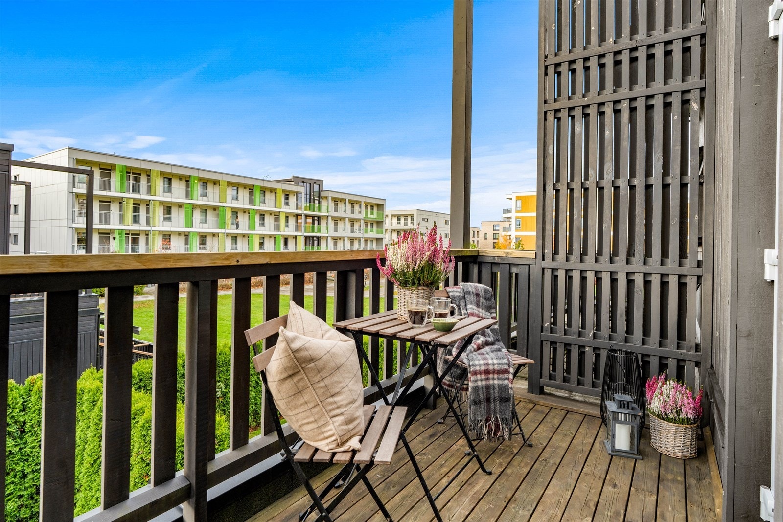 Fra balkongen har du flott utsyn over nærområdet og gode solforhold gjennom dagen. Galleribilde
