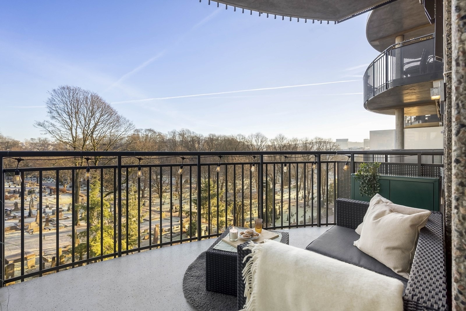 Fra balkongen har man utsikt over åpne og grønne arealer. Galleribilde