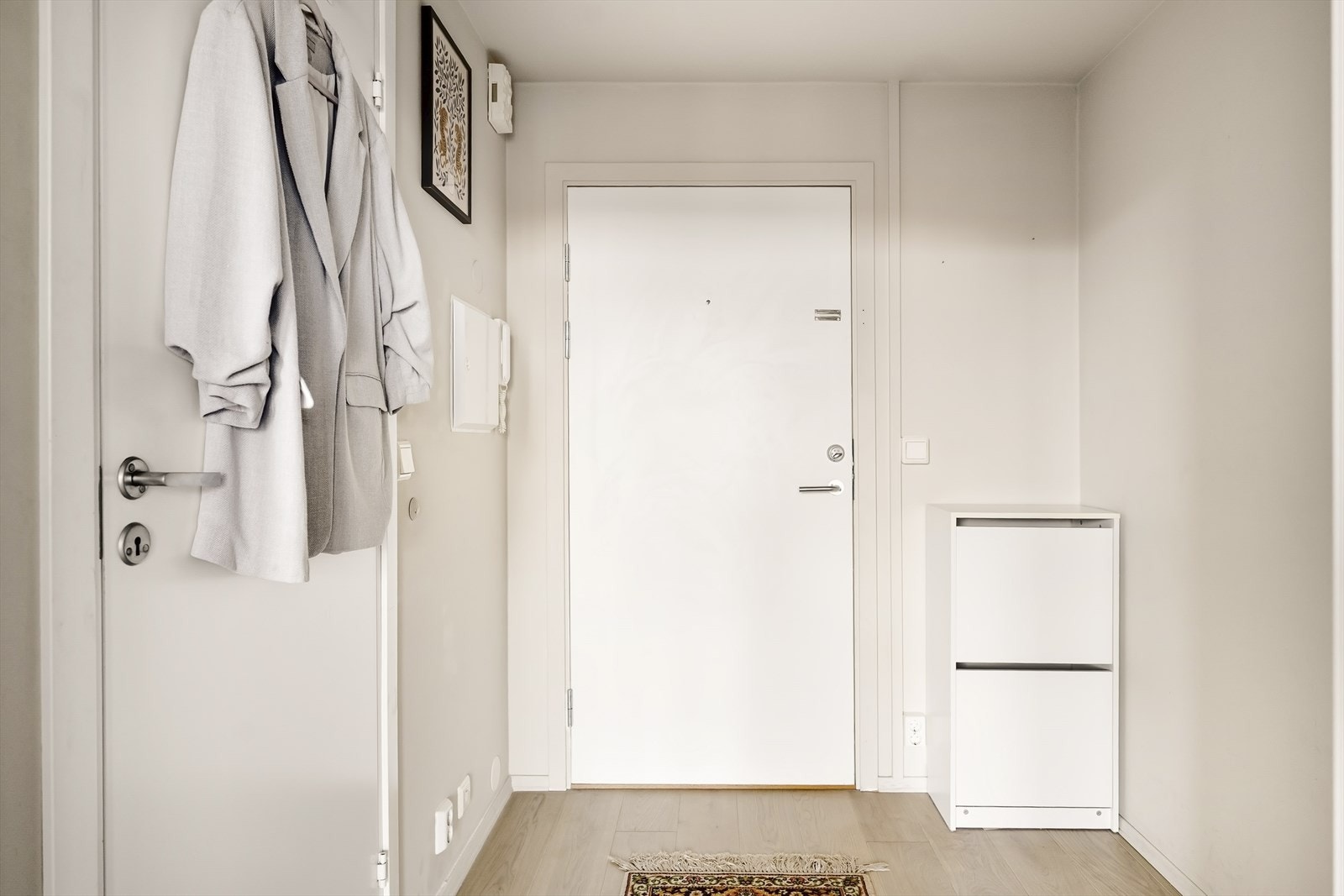 Romslig entré med god plass til å henge opp jakker og sette fra seg sko. Galleribilde