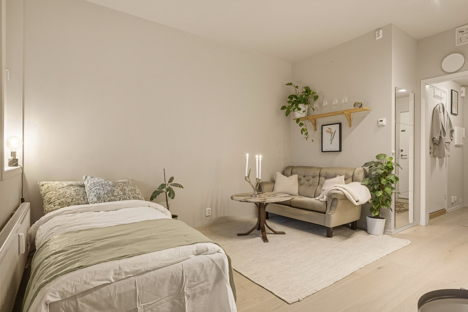 Leiligheten har en åpen og praktisk planløsning som gir plass til både, sofa, spisegruppe og seng. Galleribilde