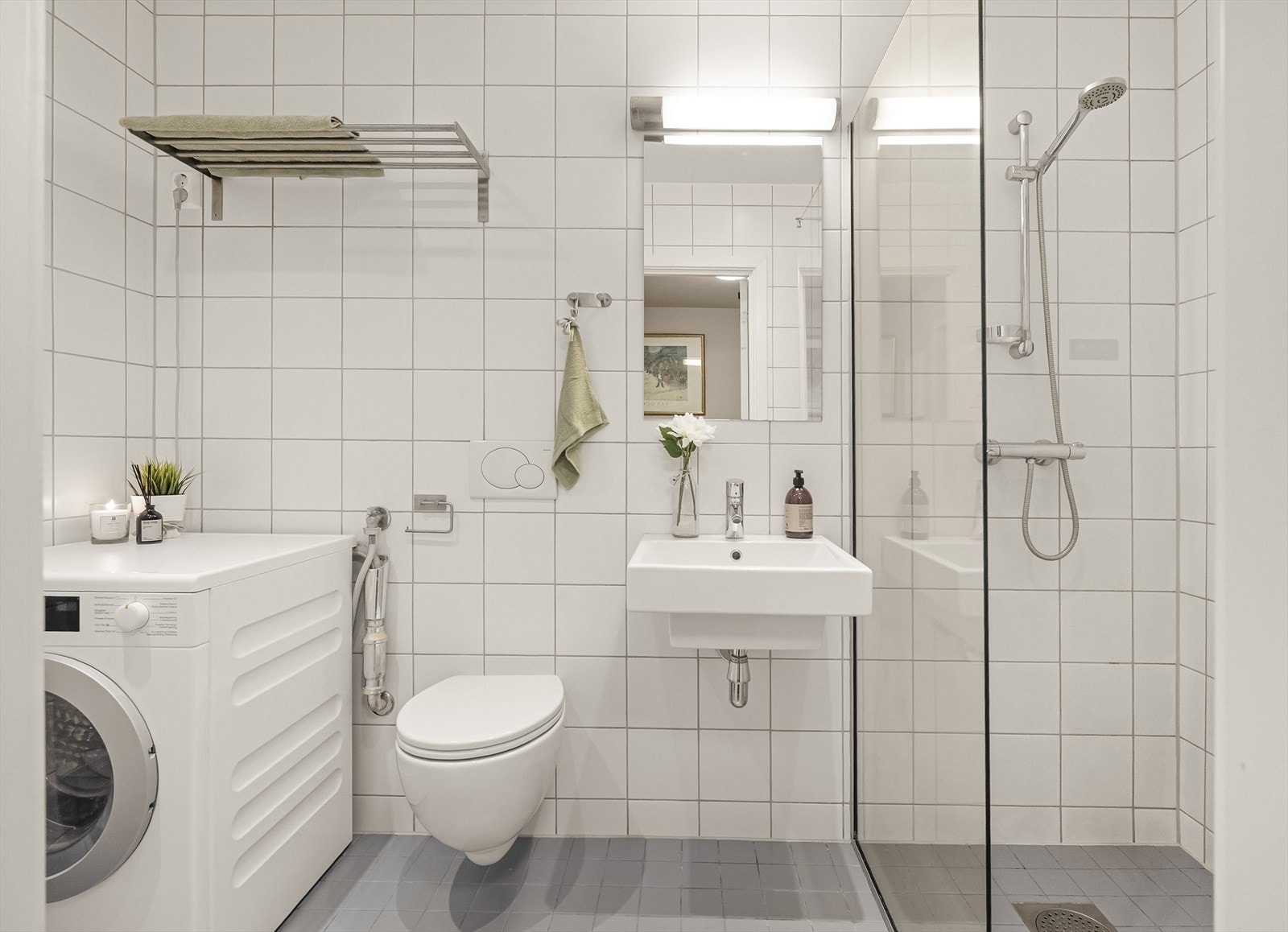 Lyst og pent flislagt bad fra 07/08. Galleribilde