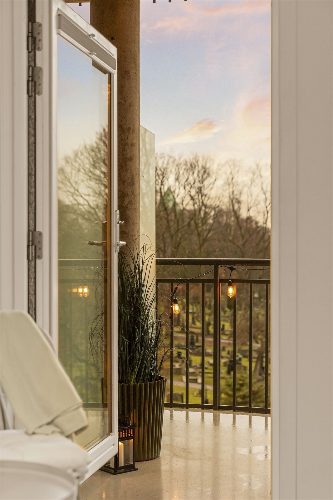 Fra stuen har man direkte adkomst til den romslige balkongen. Galleribilde