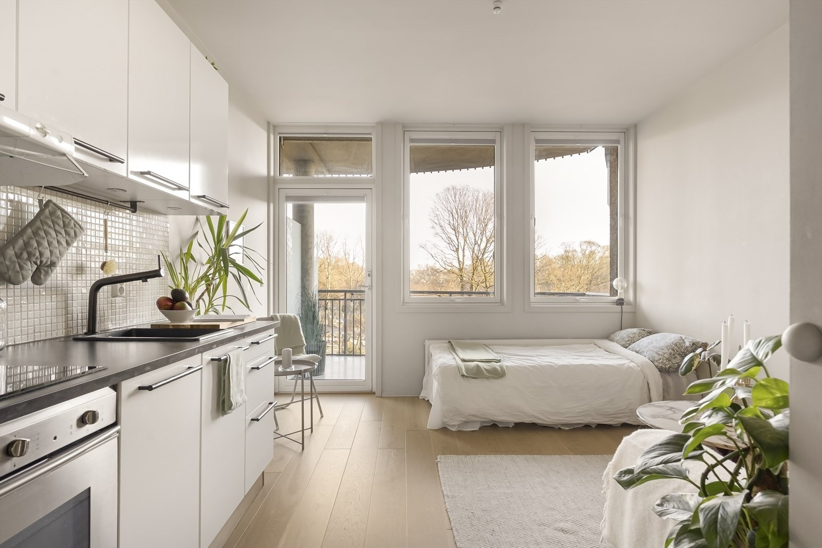 Store vindusflater som gir rikelig med naturlig lys til leiligheten. Galleribilde