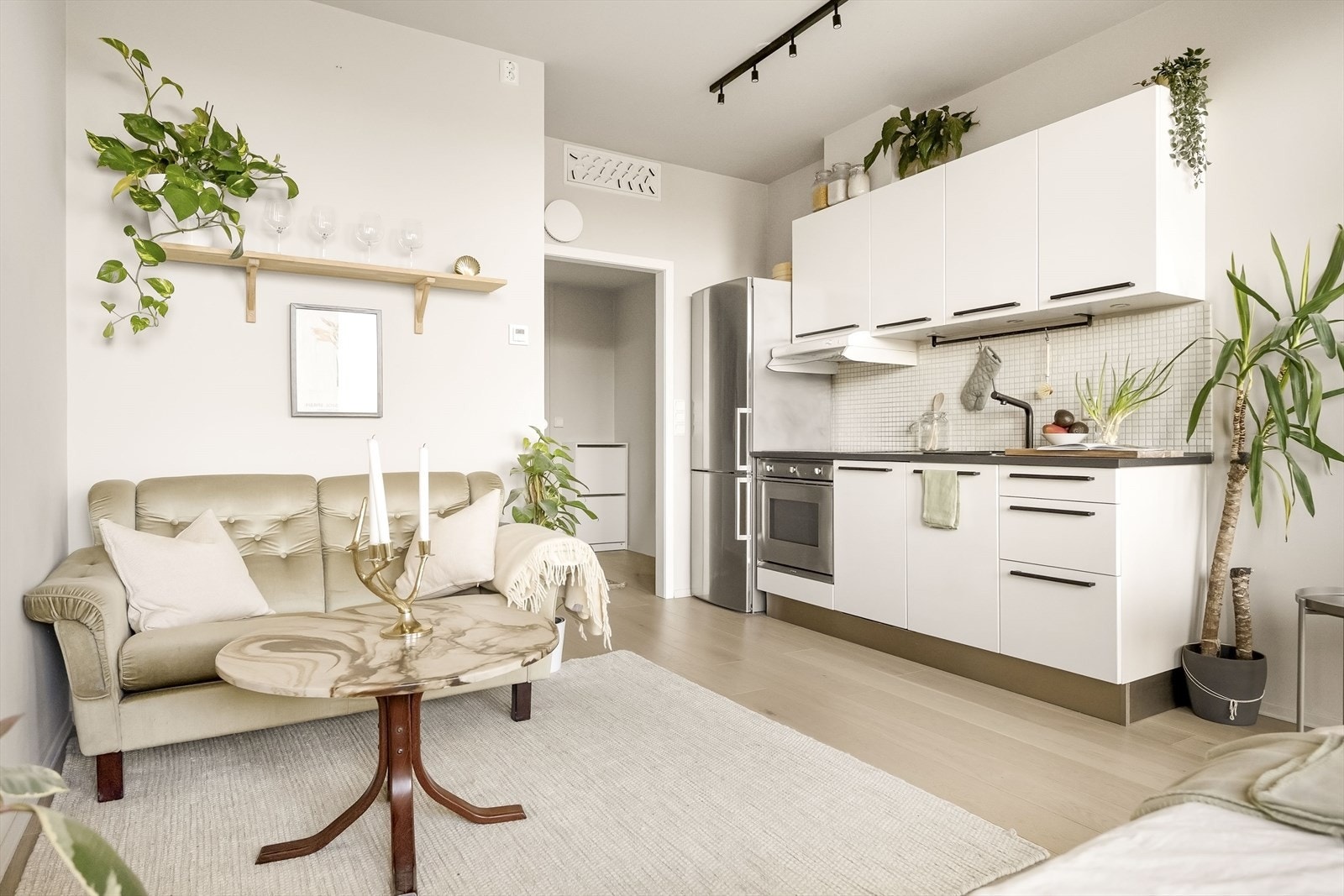 Kjøkkenet er utstyrt med vannvakt, platetopp, nedfelt kum, ettgreps blandebatteri, kombi kjøl/fryseskap, stekeovn og oppvaskmaskin. Galleribilde