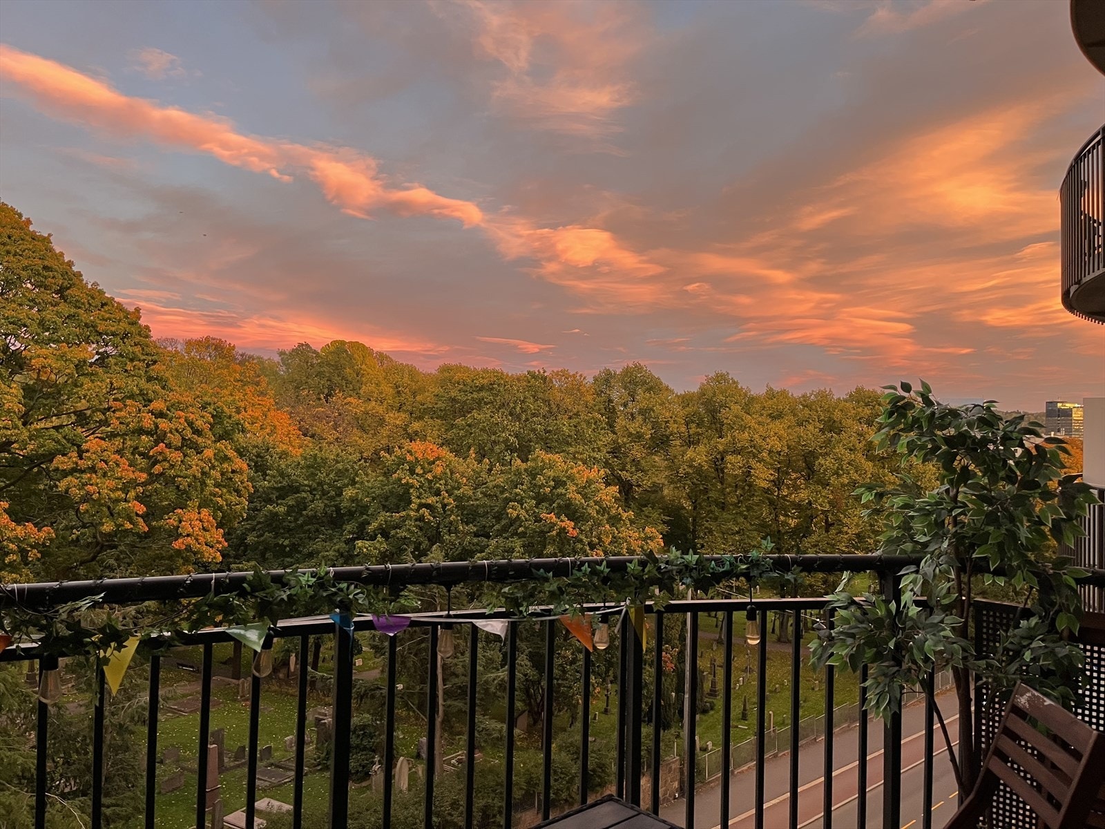 Utsynet fra balkongen er i sitt ess i sommerhalvåret. (Foto fra selgers mobil) Galleribilde