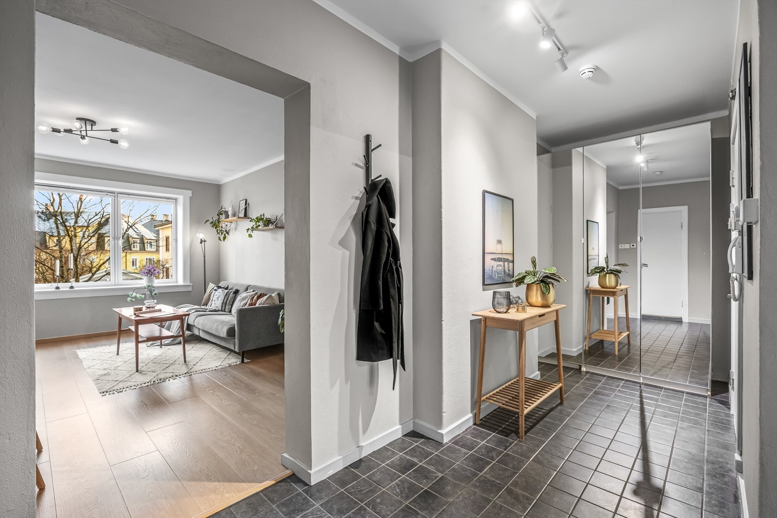 Du ønskes velkommen inn i en flislagt entré med god plass til oppbevaring av sko og yttertøy i praktisk garderobeskap. Behagelig gulvvarme i hele leiligheten. Galleribilde