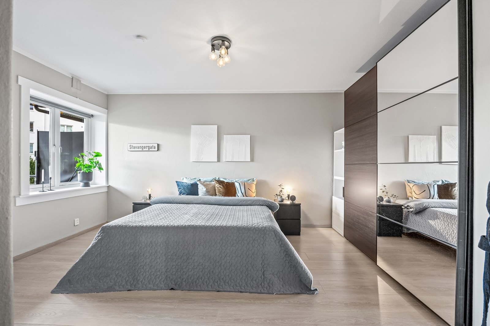 Hovedsoverommet har en god størrelse og gir plass til stor seng, nattbord og øvrig møblement. Vindu mot indre, grønt og rolig gårdsrom. Galleribilde